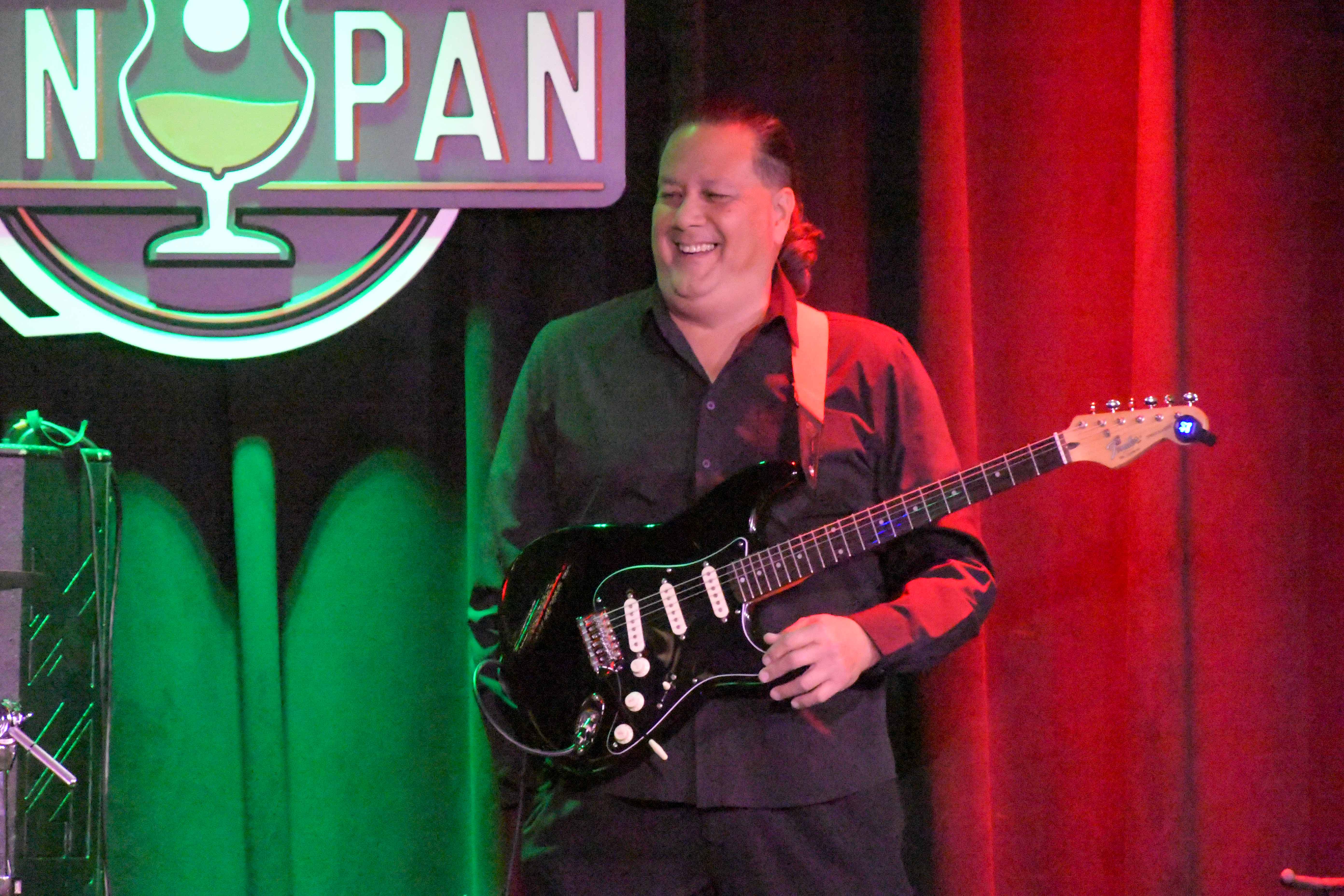 Jon Saure - guitar