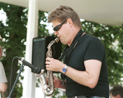 Derek Nash 1319537 the Pantiles, Royal Tunbridge Wells, Kent, UK. June 05