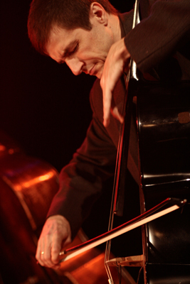 Fred Lonberg-Holm with "Vandermark 5" at the Sud Des Alpes, Amr, Geneva, Switzerland, 2005