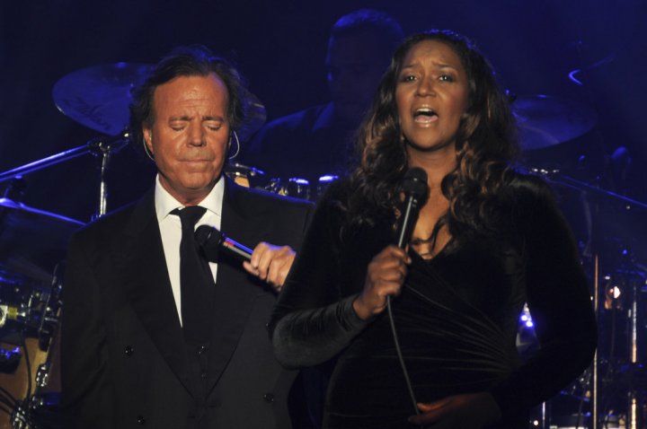 Wendy Moten and Julio Iglesias