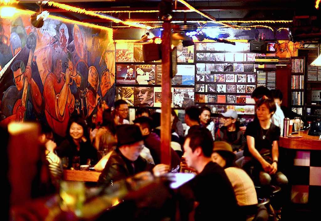 Blue Note Taipei, bar scene for night of jazz