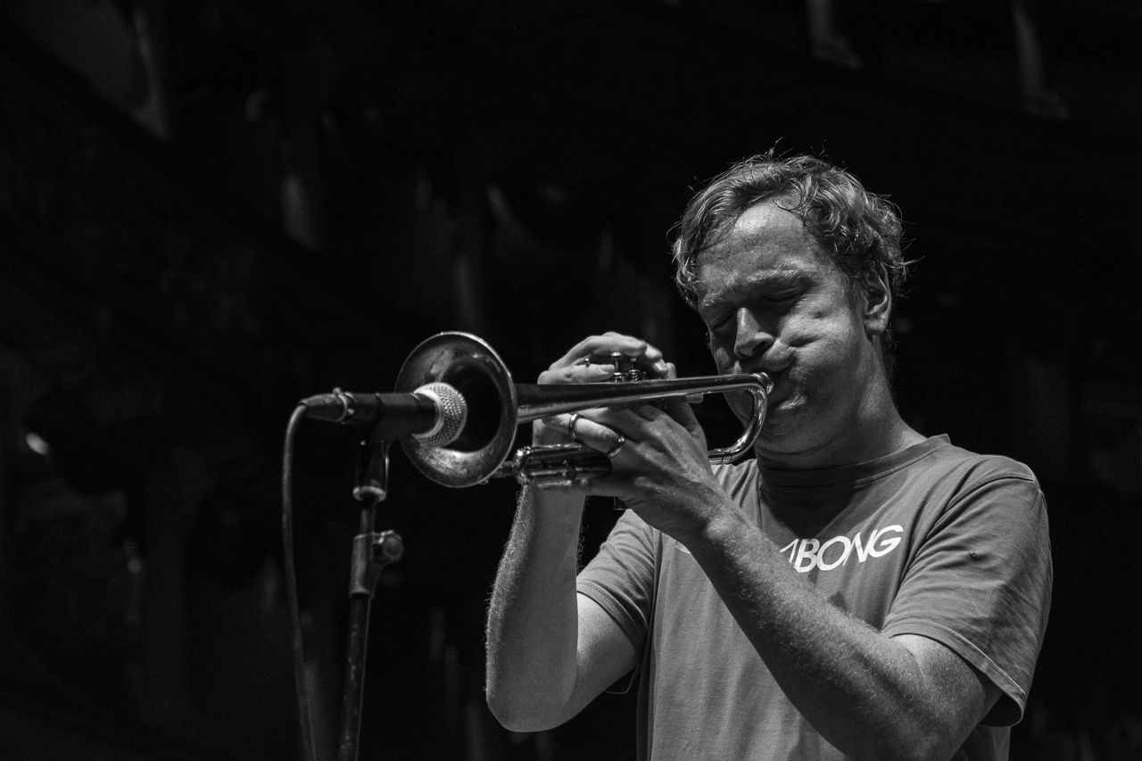 TRILOK GURTU BAND - Freferik Köster
