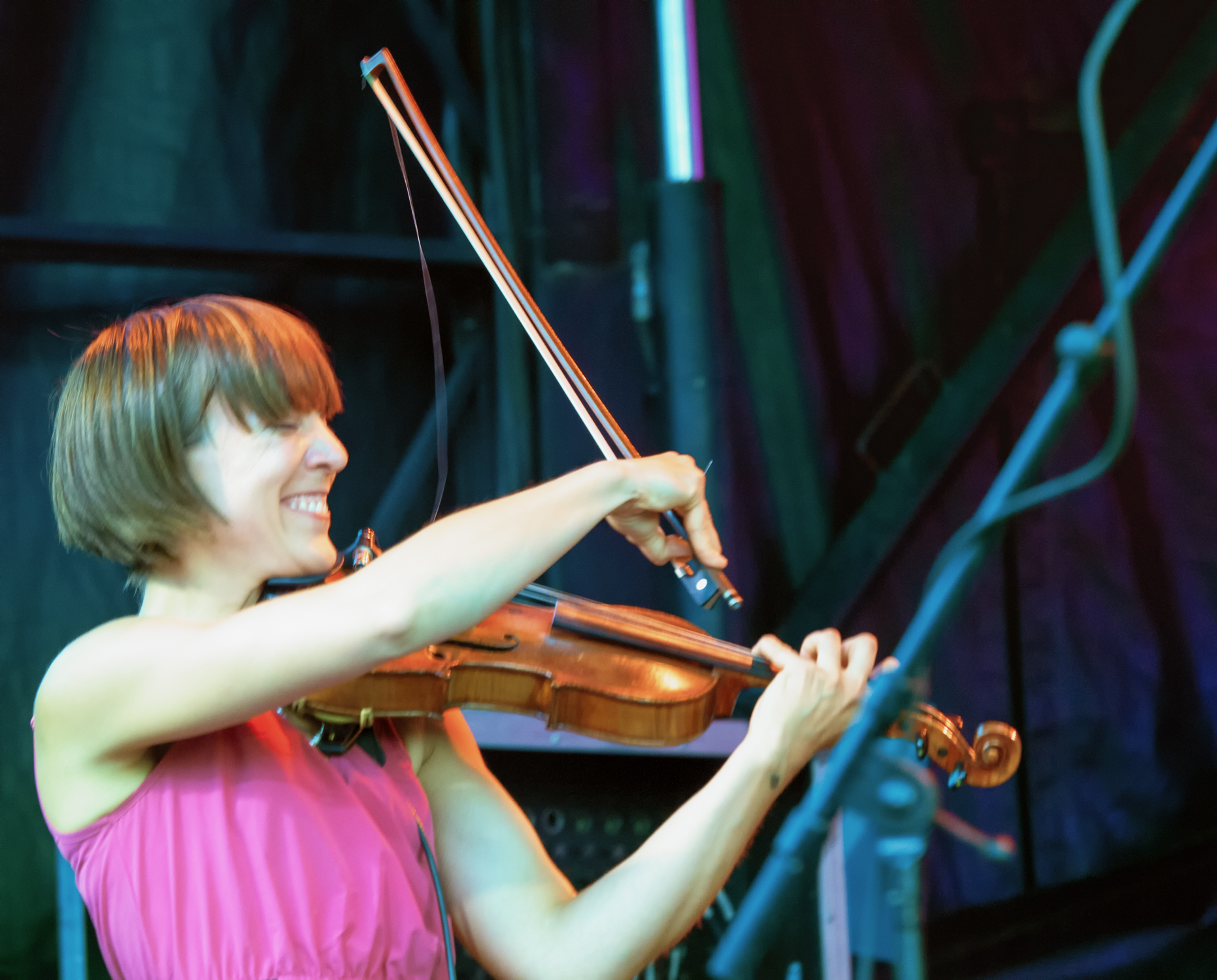 Meredith bates with pugs and crows at the montreal international jazz festival 2013