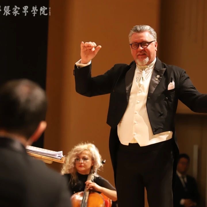 Taras Kutsenko & Zhangjiajie Philharmonic Orchestra