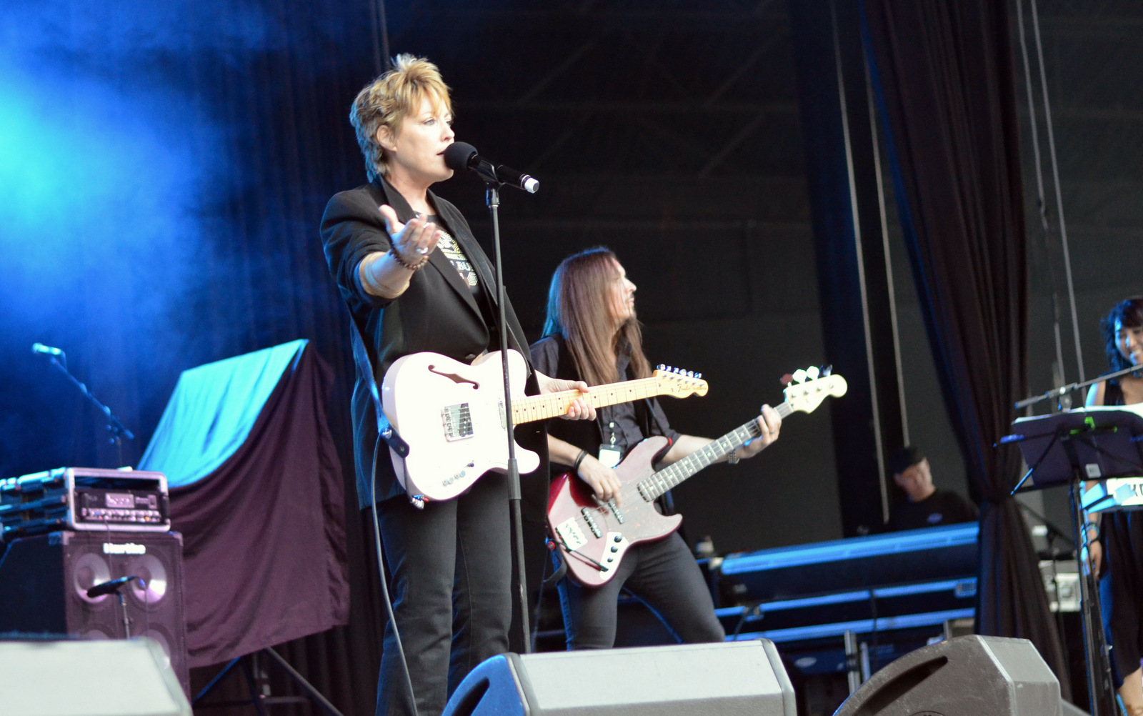 Katrina Leskanich of Katrina and the Waves at the Retro Futura Tour.