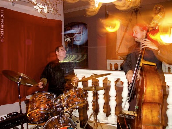 Gigging with Jaribu Shahid — jazz photo by Lloyd Haber | All About Jazz