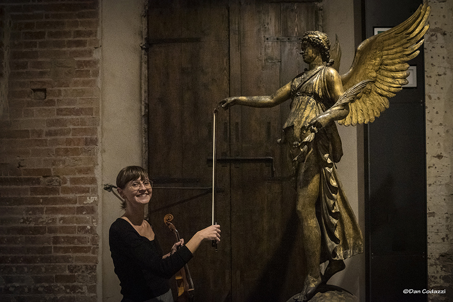 Anais Drago & statue of Victory