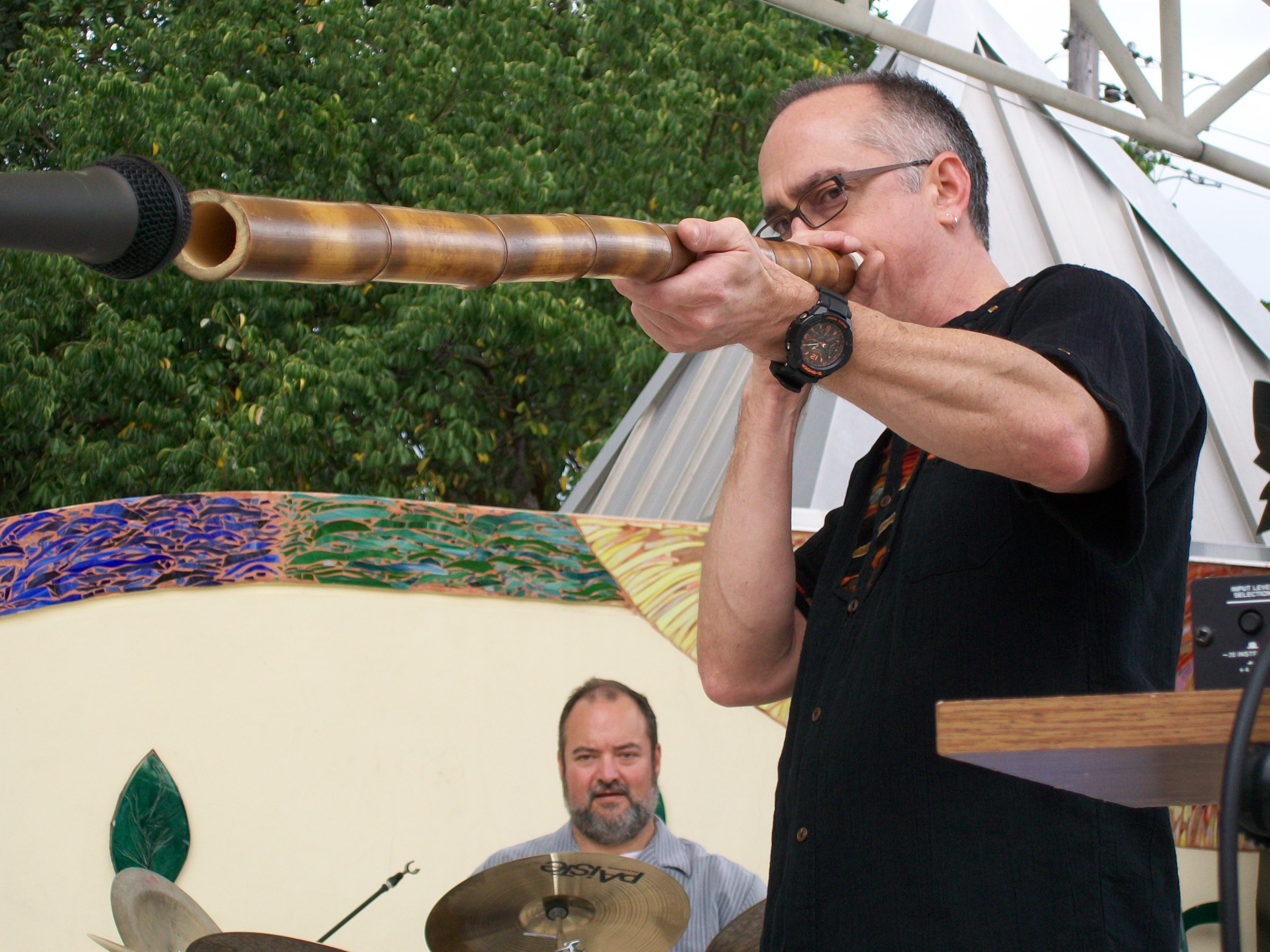 John beers plays digeridoo