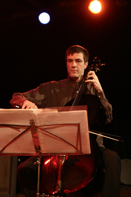 Fred Lonberg-Holm with "Vandermark 5" at the Sud Des Alpes, Amr, Geneva, Switzerland, 2005
