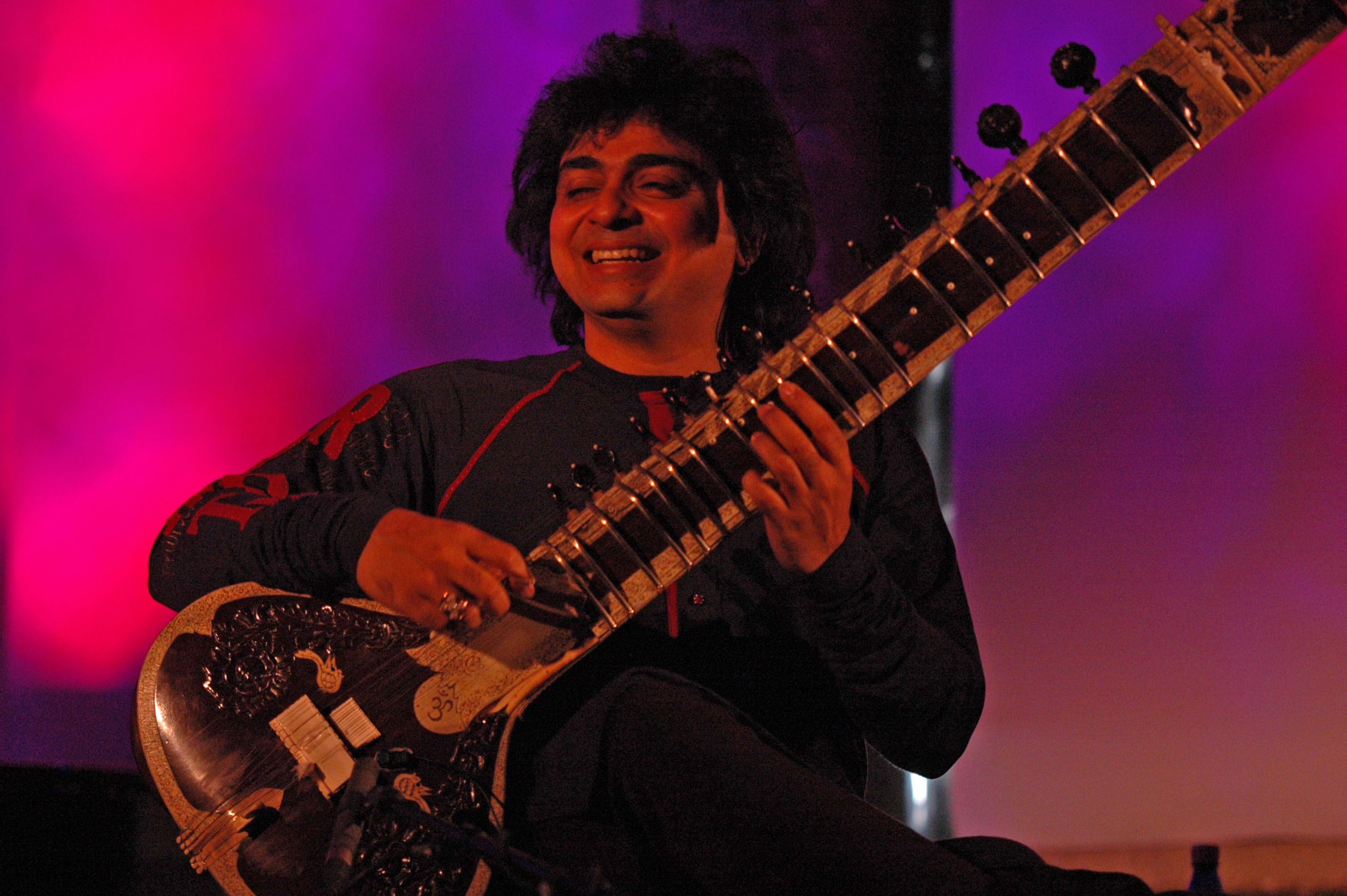 Niladri Kumar, with Talvin Singh, at Jazzkaar