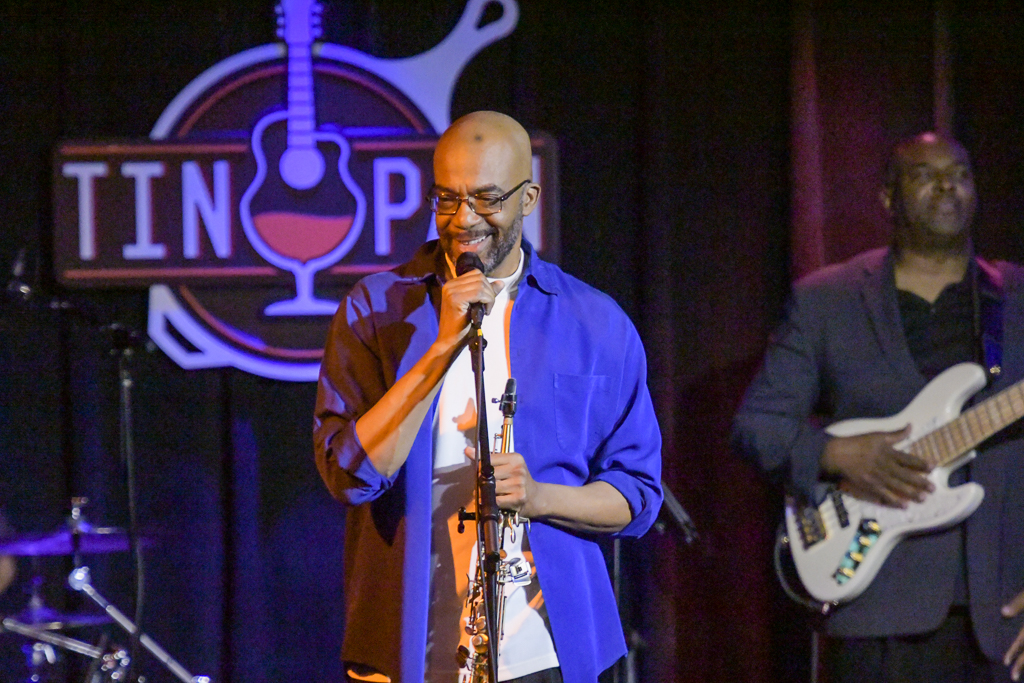 Dee Lucas - soprano sax