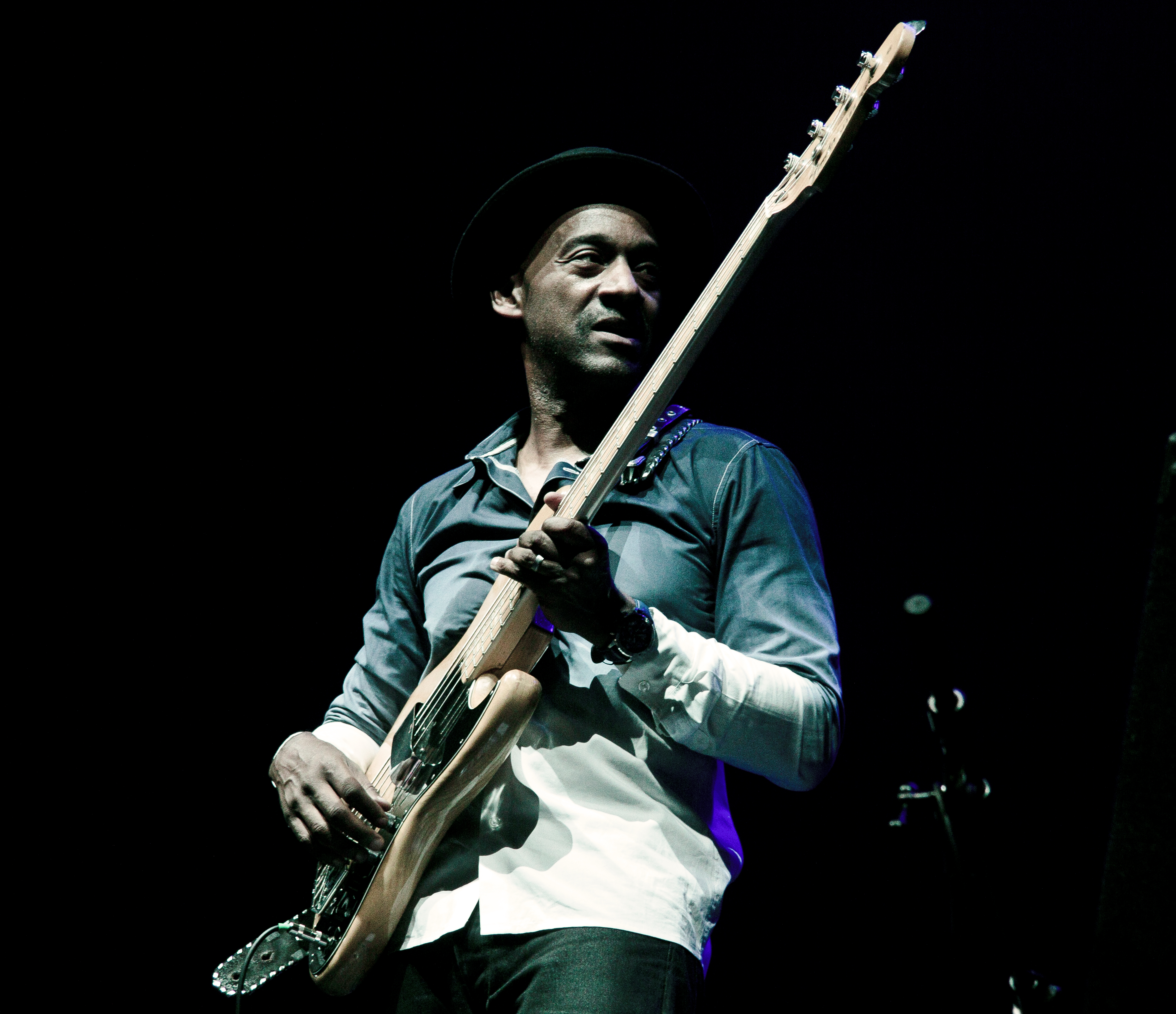 Бас миллер. Маркус Миллер. Маркус Миллер бас. Marcus Miller Montreux 2001. Маркус Миллер фото.