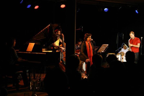 Matthieu Rossignely, Manu Hagmann, Julio D'Santiago, Mariana Correia, Edwin Sanz and Manuel Gesseney with "Tropicalismo-Carte BL