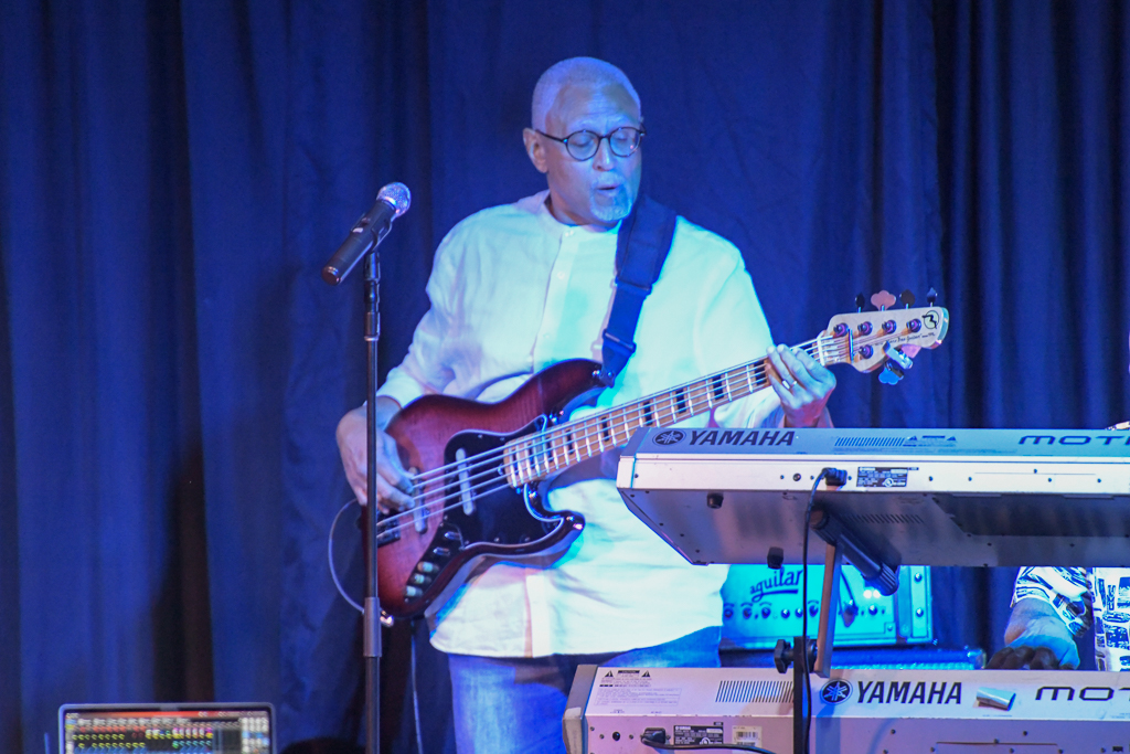 Phil Raney - bass
