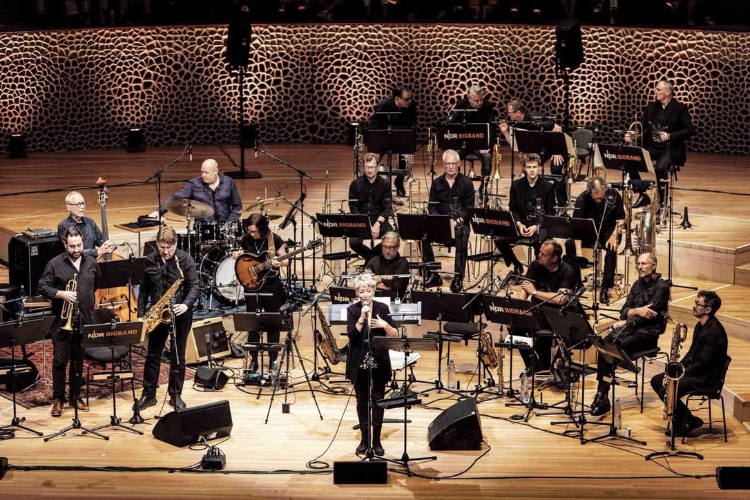 Dave Holland with the NDR Bigband conducted by Nikki Iles, Elbphilharmonie, Hamburg — jazz photo by Ludovico Granvassu | All About Jazz