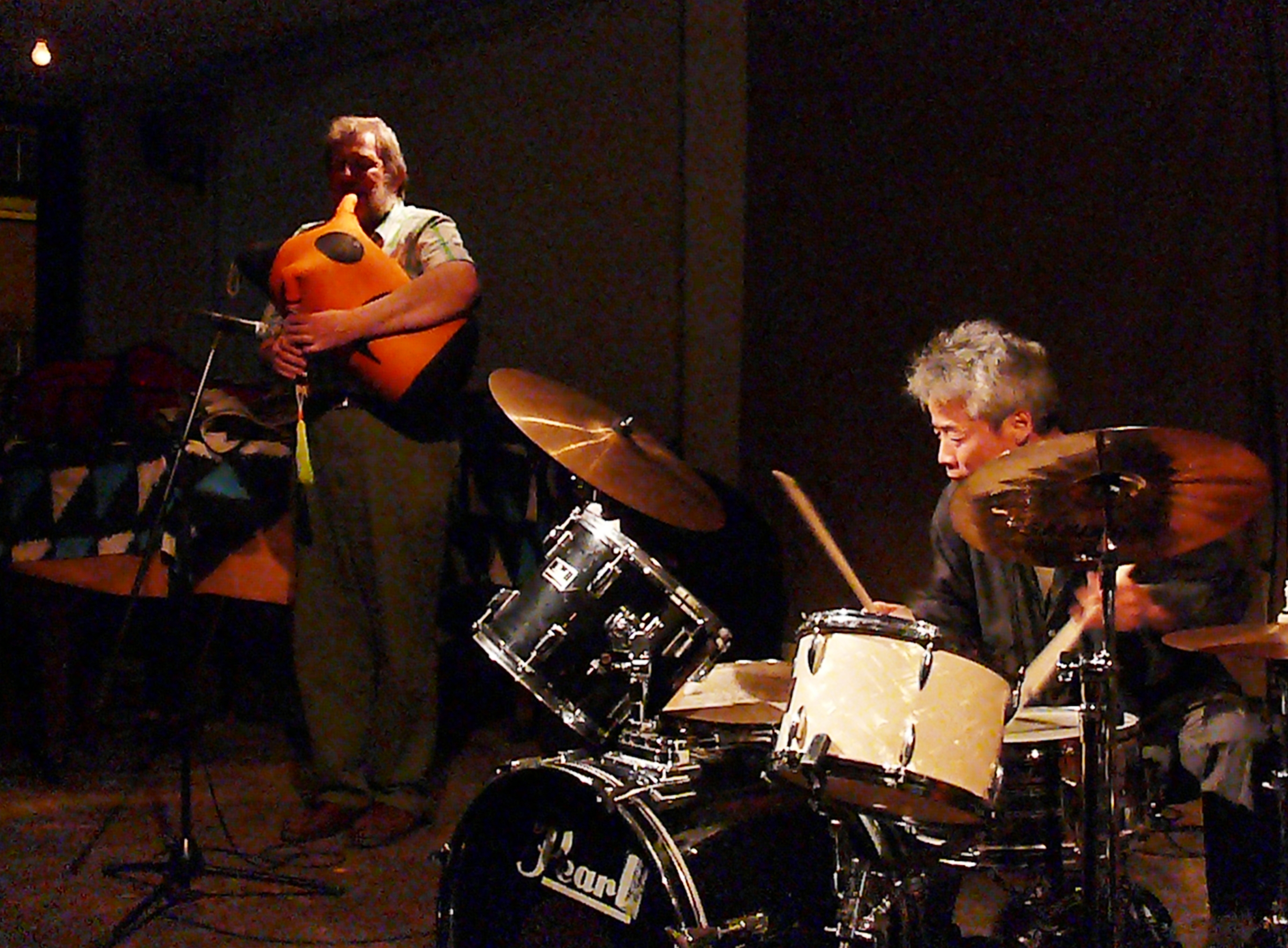 Paul Dunmall and Shoji Hano at Cafe Oto, London in April 2011