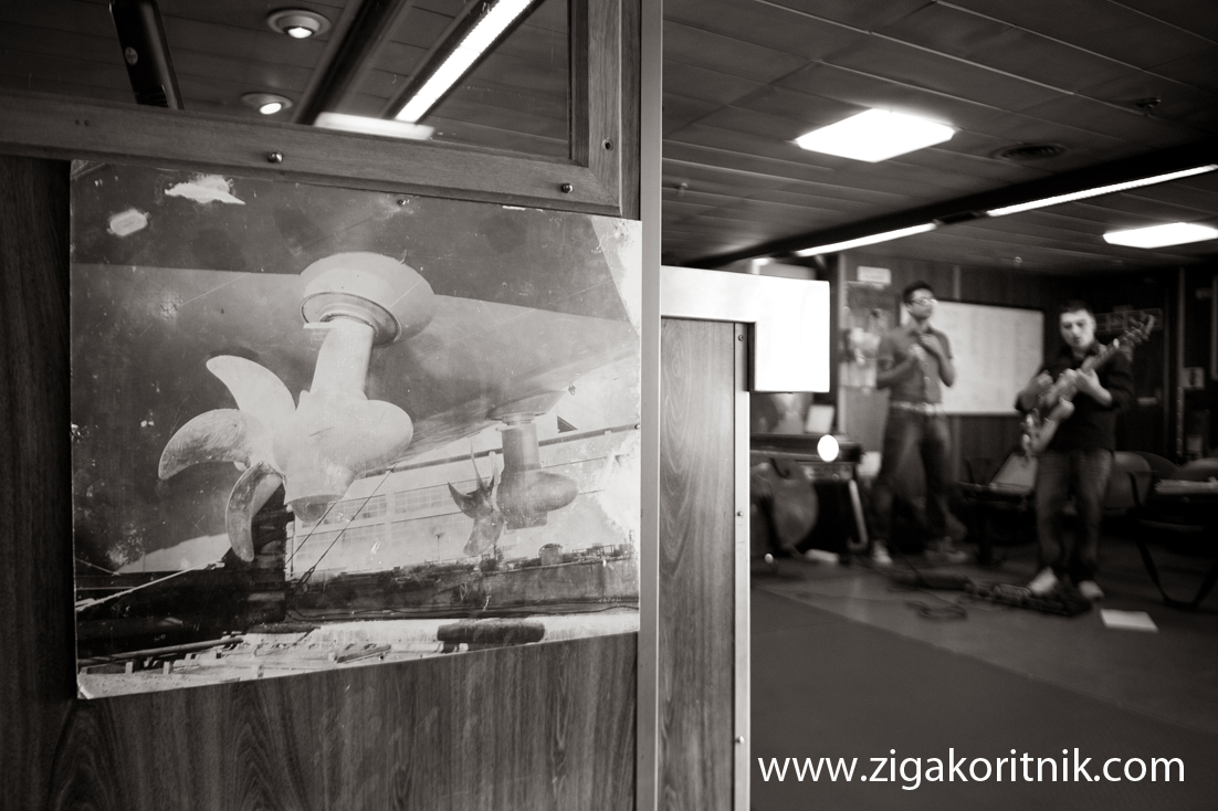 Acoustic Discipline at the Ferry Beetween Corsica and Sardinia-Marco Mazzella (Voce), Giuseppe Manca(Chitarra), Andrea Satta (Contrabbasso)