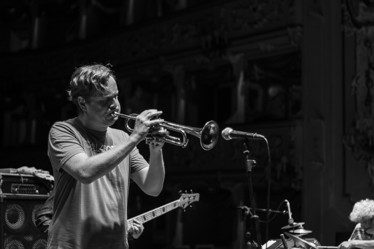 TRILOK GURTU BAND - Freferik Köster