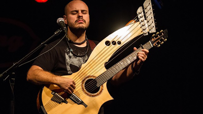 Andy Mckee at Alvas Showroom