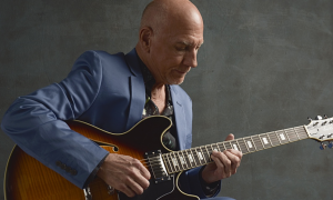 Larry Carlton at Blues Alley – Larry Carlton | Live Review | All