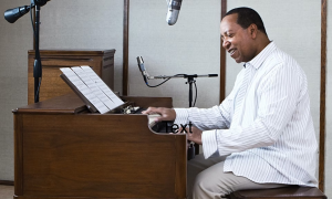 Vel Lewis Announces New Smooth Jazz Single "Smoovee" Featuring Marion Meadows