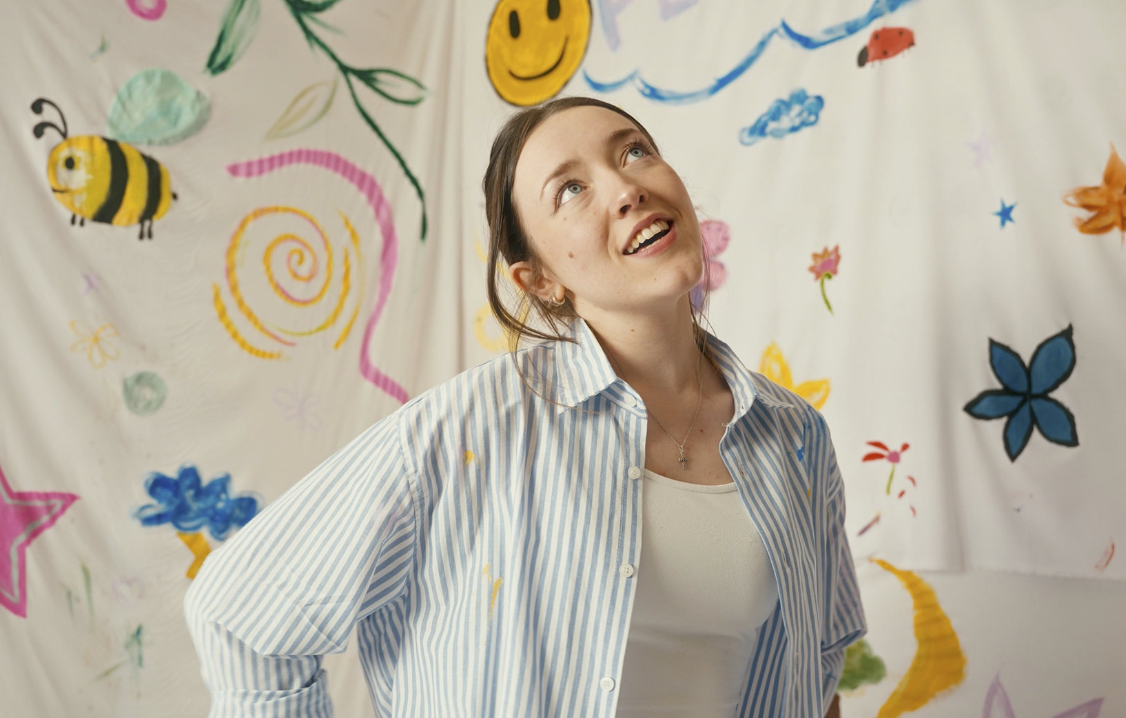 Cantante argentina Chloe Edgercombe en el set de su videoclip «Pétalos»