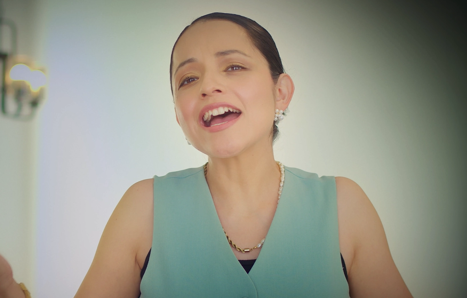 Mujer joven, Marilú Orantes, canta un himno clásico, «Bellas palabras»