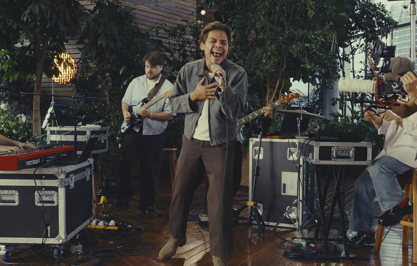 Banda tocando una canción, liderada por el guatemalteco Lowsan Melgar