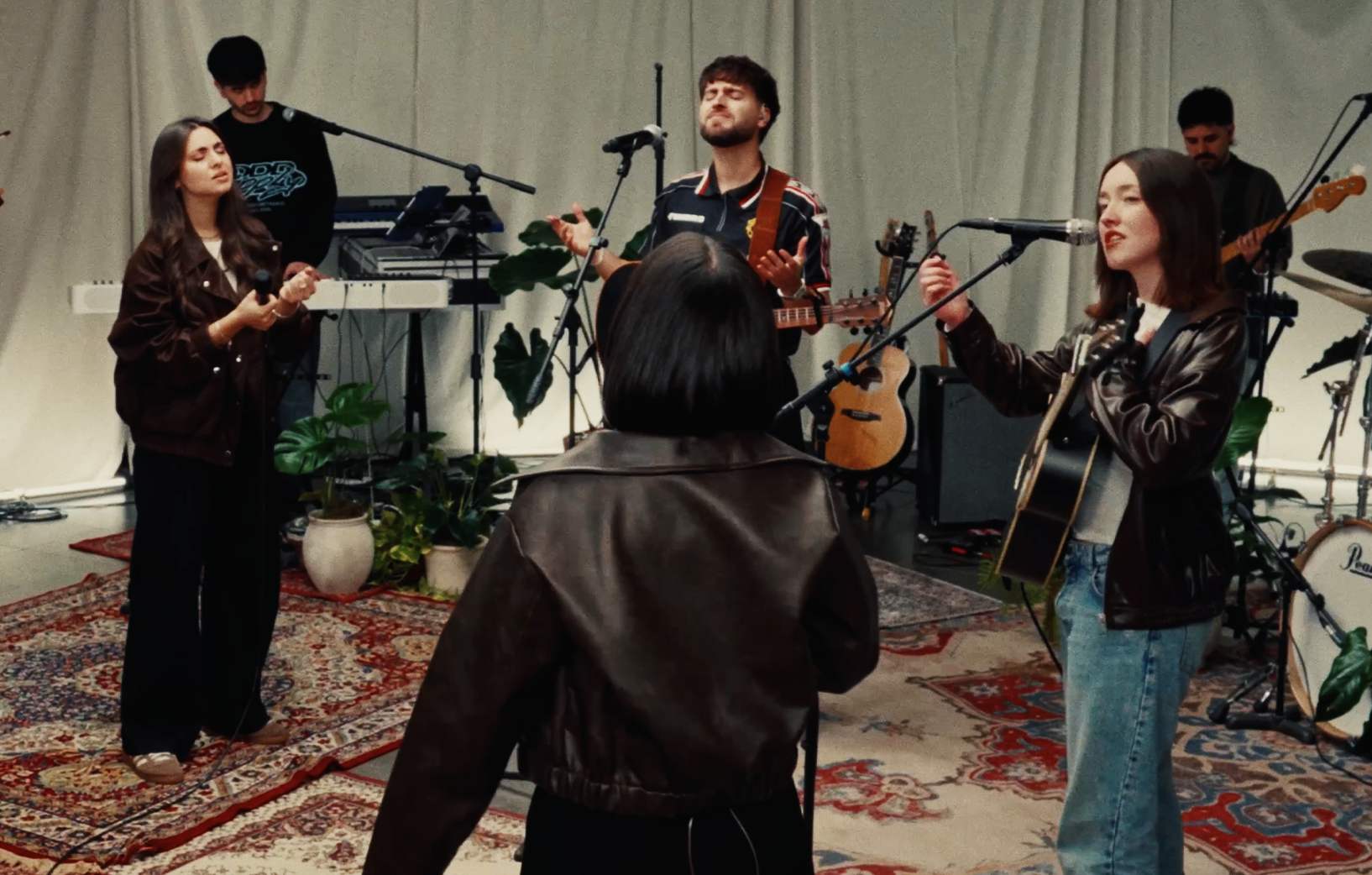 Factor de Cambio y Chloe Edgecombe grabando en vivo el sencillo «Tu gracia me basta» en una formación circular.