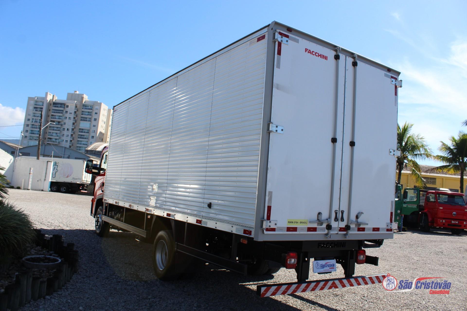 Foto numero 9 do veiculo Volkswagen 11-180  - Vermelha - 2022/2023