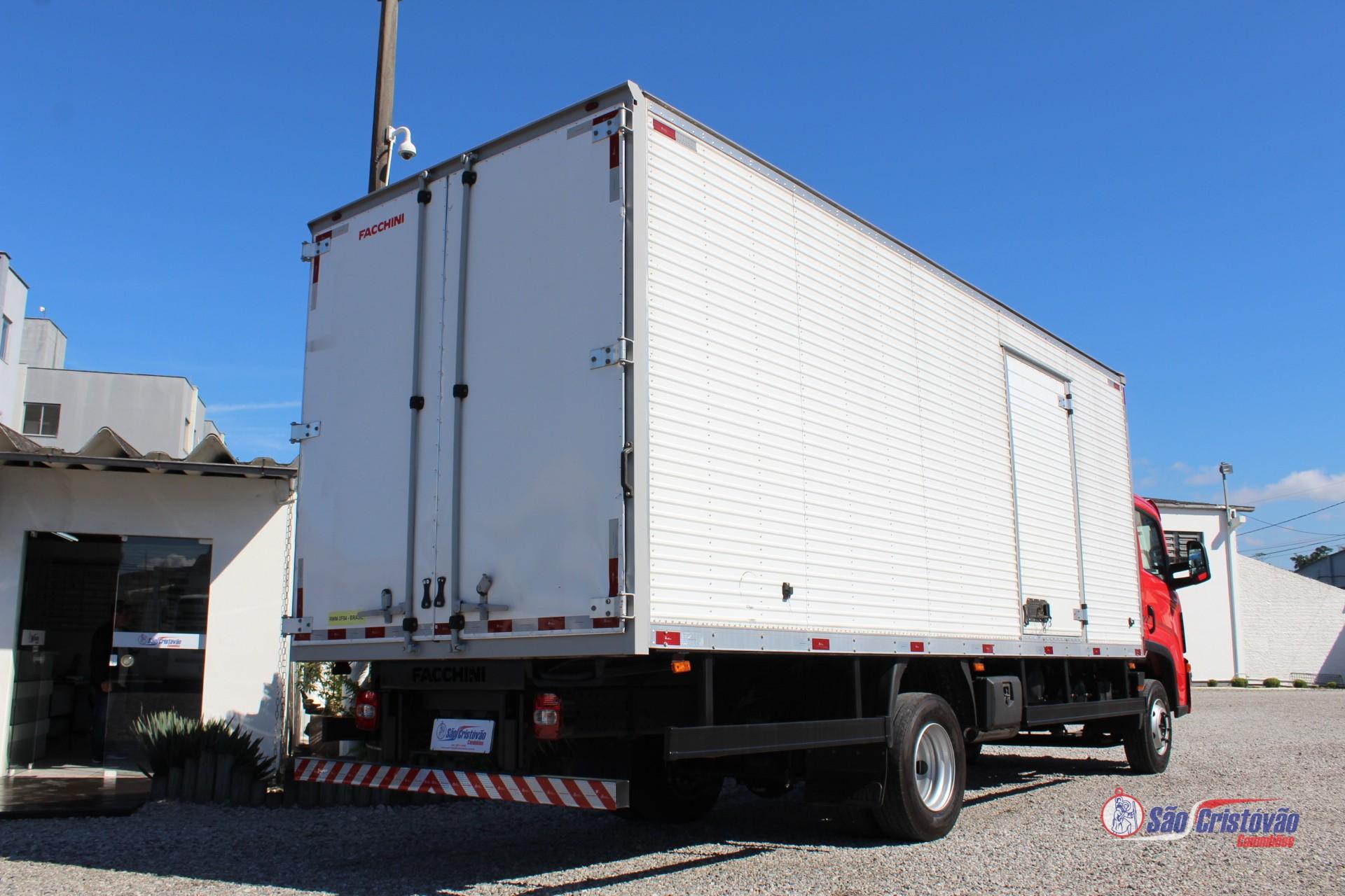 Foto numero 8 do veiculo Volkswagen 11-180  - Vermelha - 2022/2023