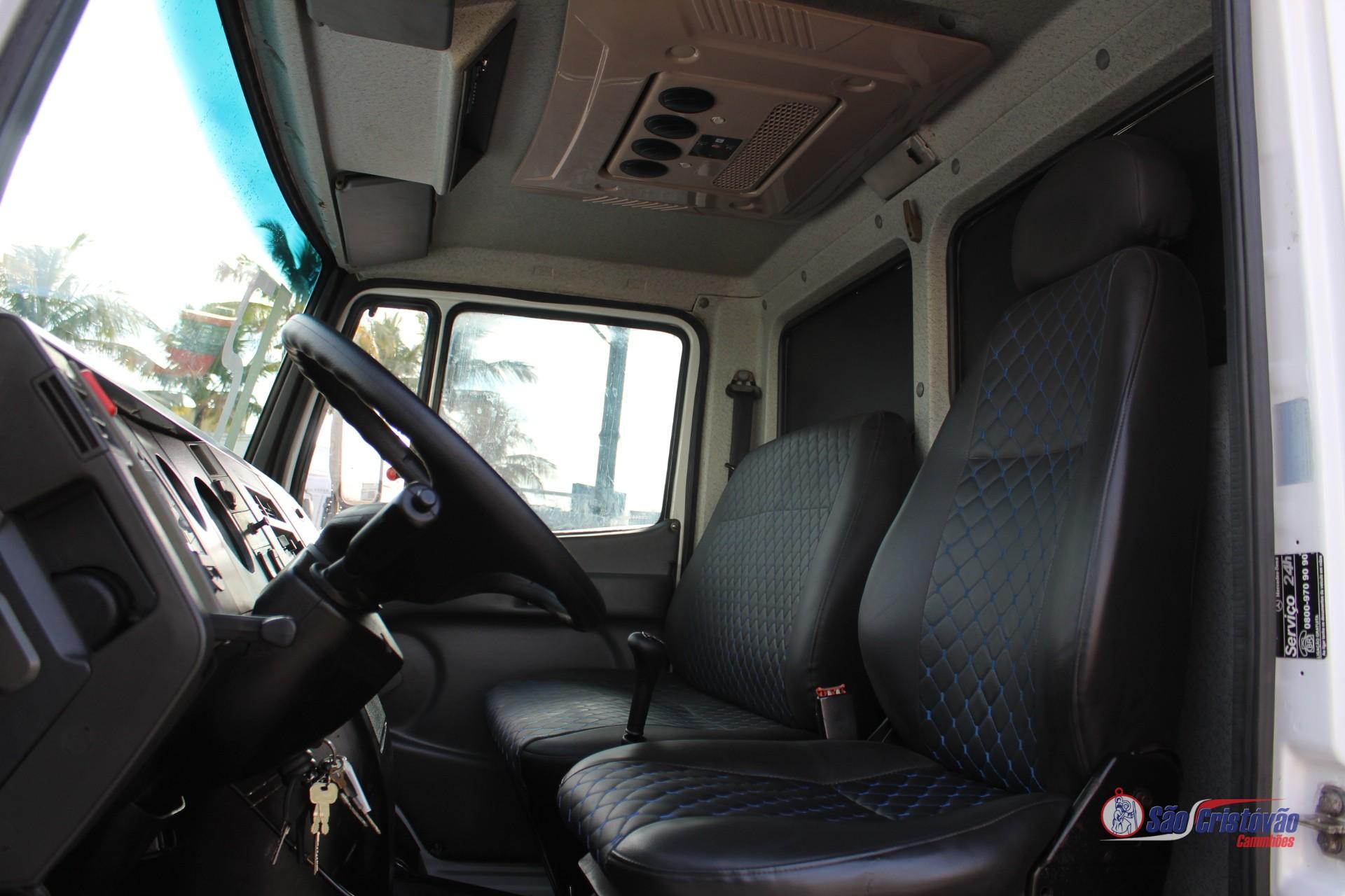 Foto numero 13 do veiculo Mercedes-Benz 710  - Branca - 2011/2012