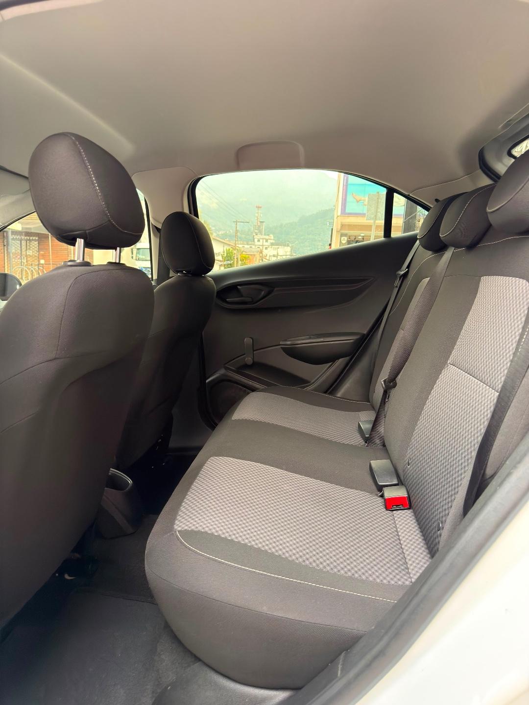 Foto numero 10 do veiculo Chevrolet Onix HATCH Joy 1.0 8V Flex 5p Mec.  - Branca - 2019/2020