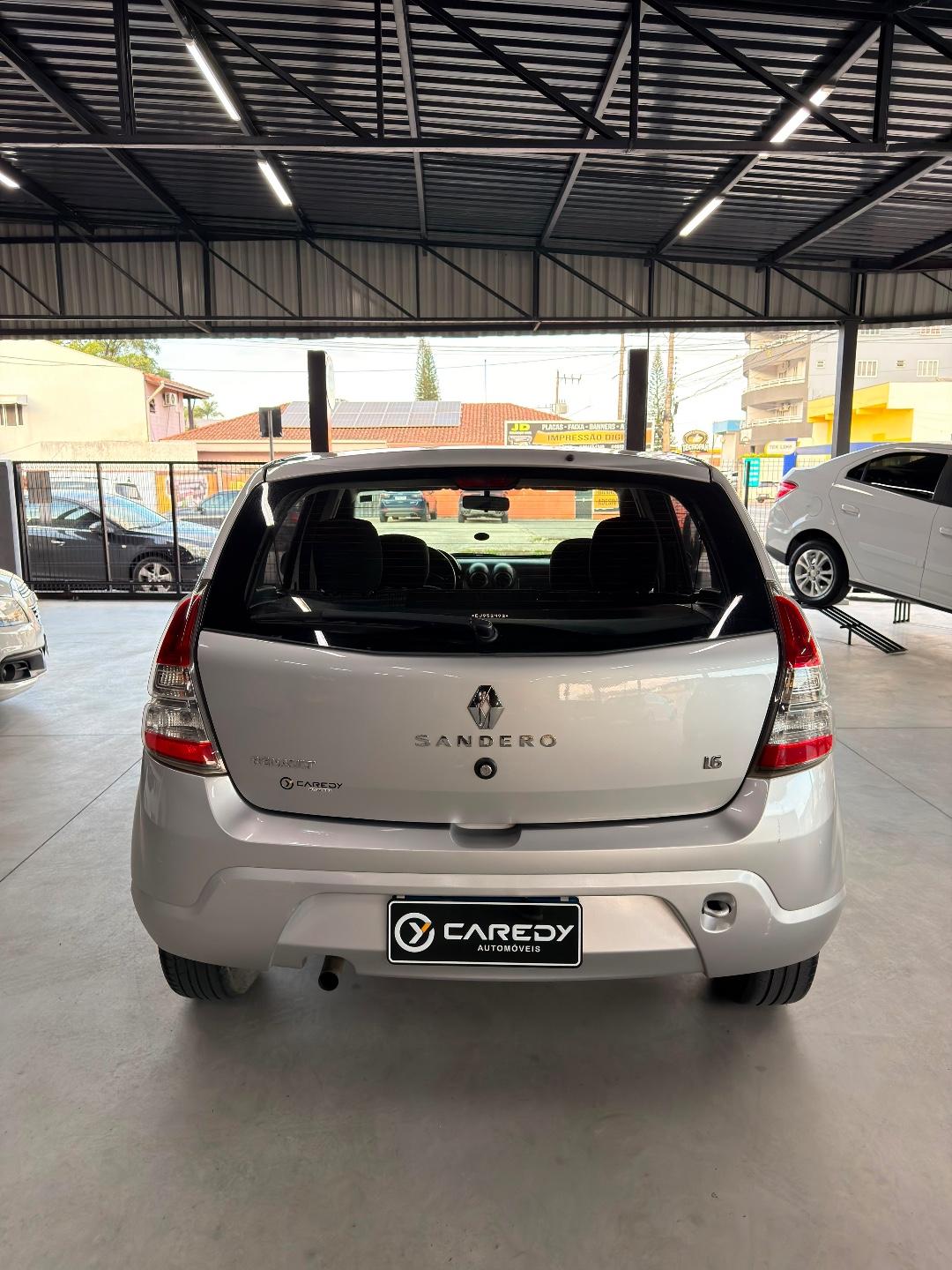 Foto numero 2 do veiculo Renault Sandero Expression Hi-Flex 1.6 8V 5p  - Prata - 2013/2014