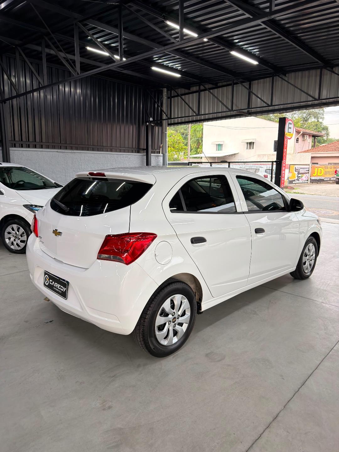 Foto numero 6 do veiculo Chevrolet Onix HATCH Joy 1.0 8V Flex 5p Mec.  - Branca - 2019/2020