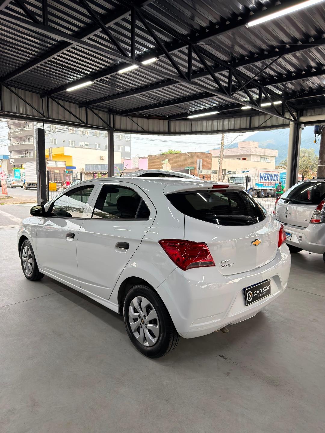 Foto numero 7 do veiculo Chevrolet Onix HATCH Joy 1.0 8V Flex 5p Mec.  - Branca - 2019/2020
