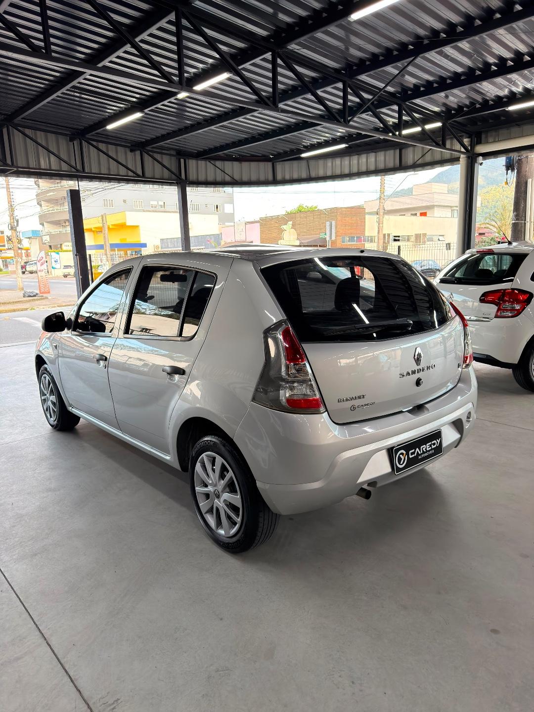 Foto numero 5 do veiculo Renault Sandero Expression Hi-Flex 1.6 8V 5p  - Prata - 2013/2014