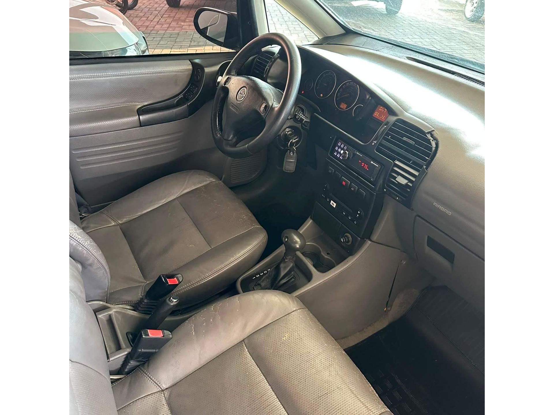 Foto numero 6 do veiculo Chevrolet Zafira Expres. 2.0 MPFI FlexPower 5p Aut  - Preta - 2011/2012