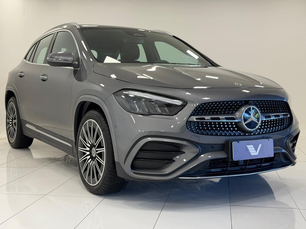 Foto numero 2 do veiculo Mercedes-Benz Gla 200 AMG Line 1.3 Turbo - Aut.(Híb.) - Cinza - 2025/2026