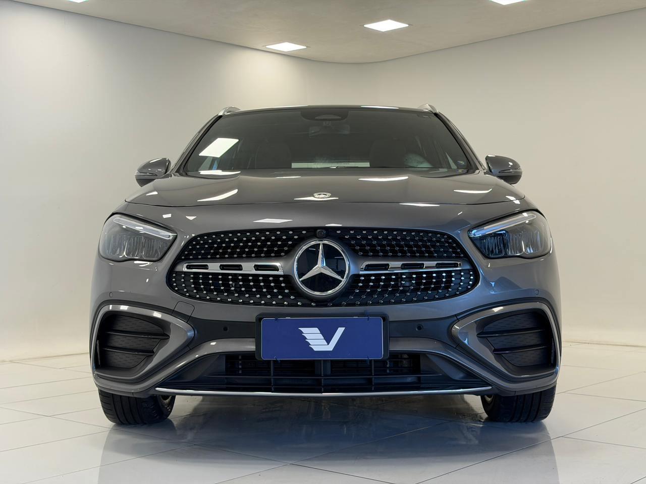 Foto numero 1 do veiculo Mercedes-Benz Gla 200 AMG Line 1.3 Turbo - Aut.(Híb.) - Cinza - 2025/2026