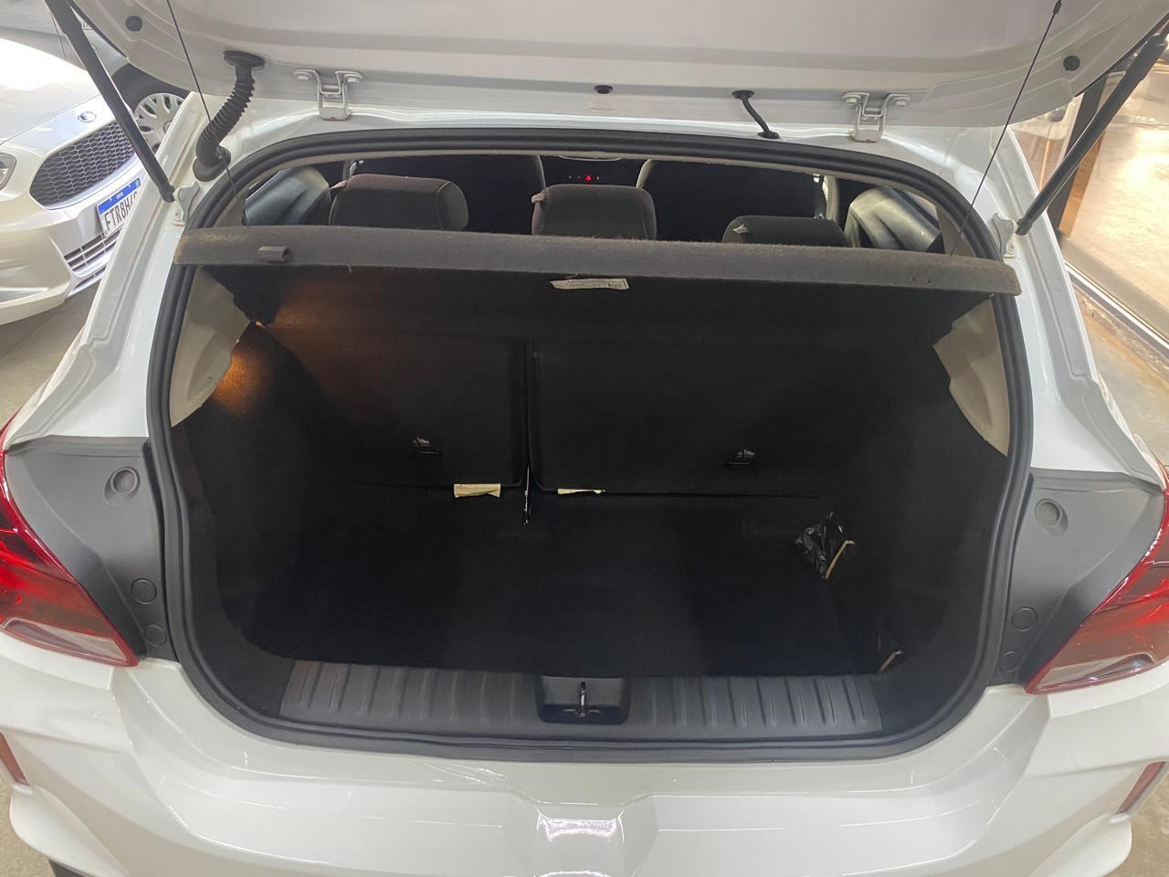 Foto numero 10 do veiculo Chevrolet Onix HEV/ 10MT LT2 - Branca - 2023/2024