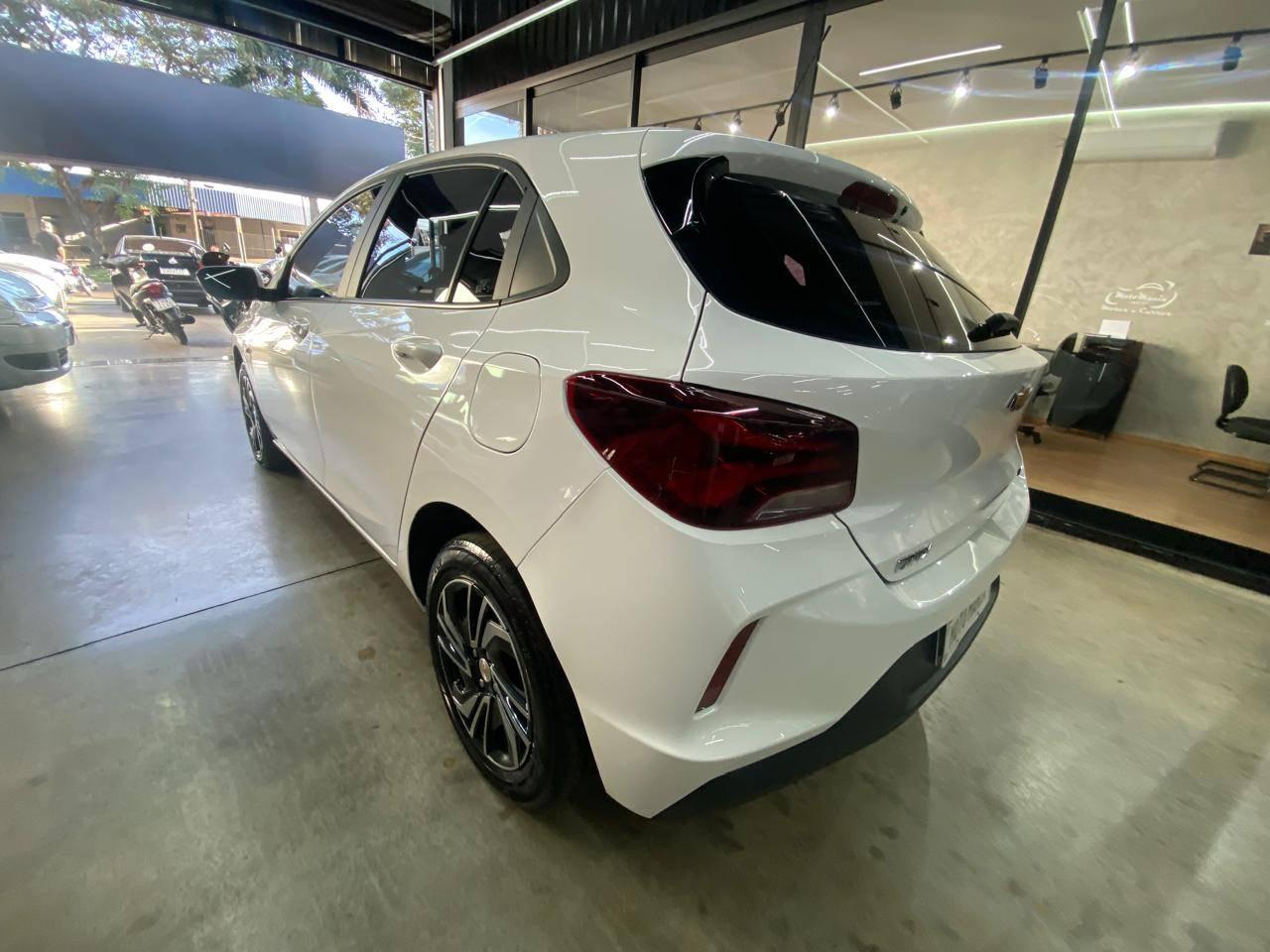 Foto numero 16 do veiculo Chevrolet Onix HEV/ 10MT LT2 - Branca - 2023/2024