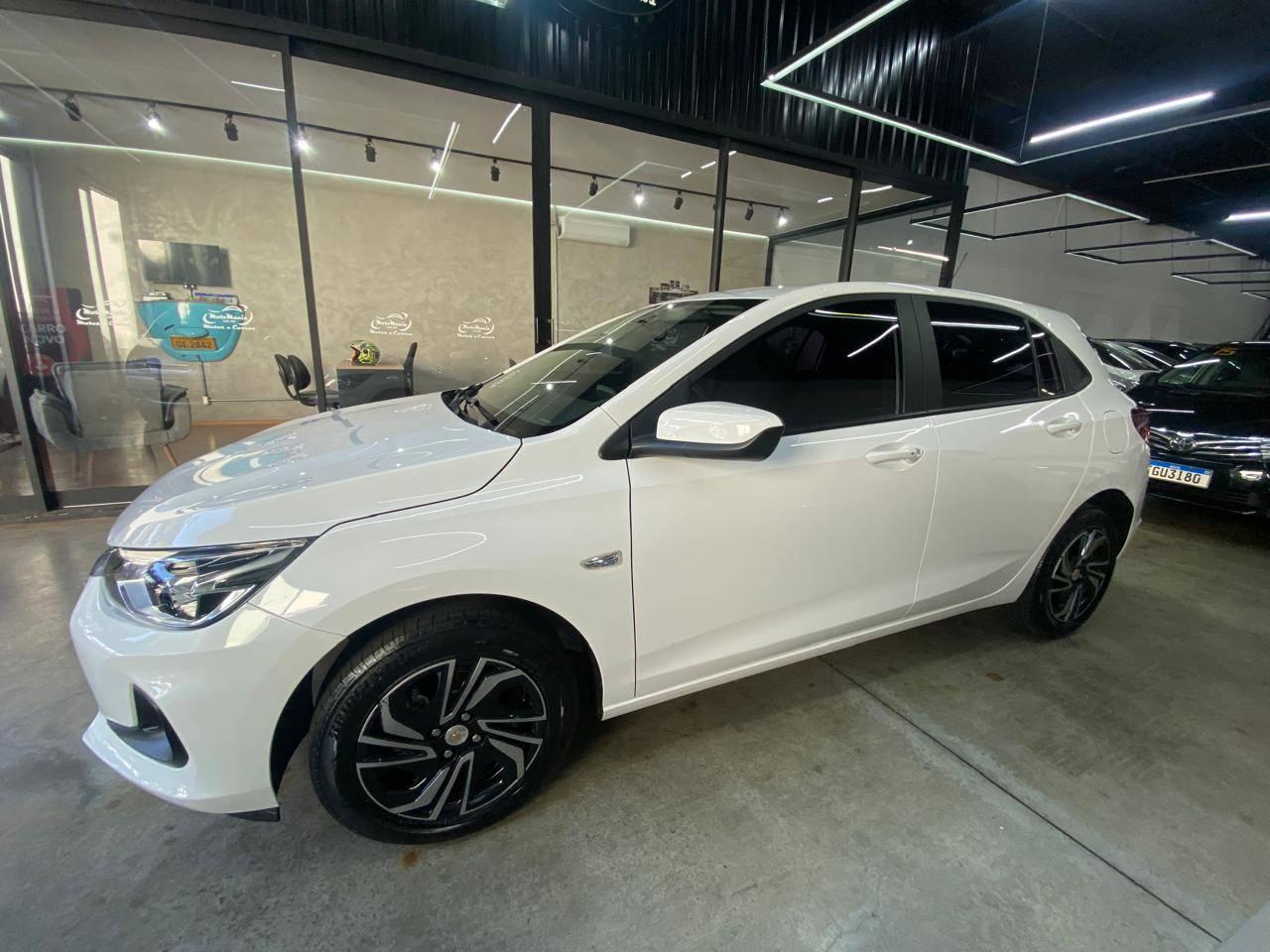 Foto numero 4 do veiculo Chevrolet Onix HEV/ 10MT LT2 - Branca - 2023/2024