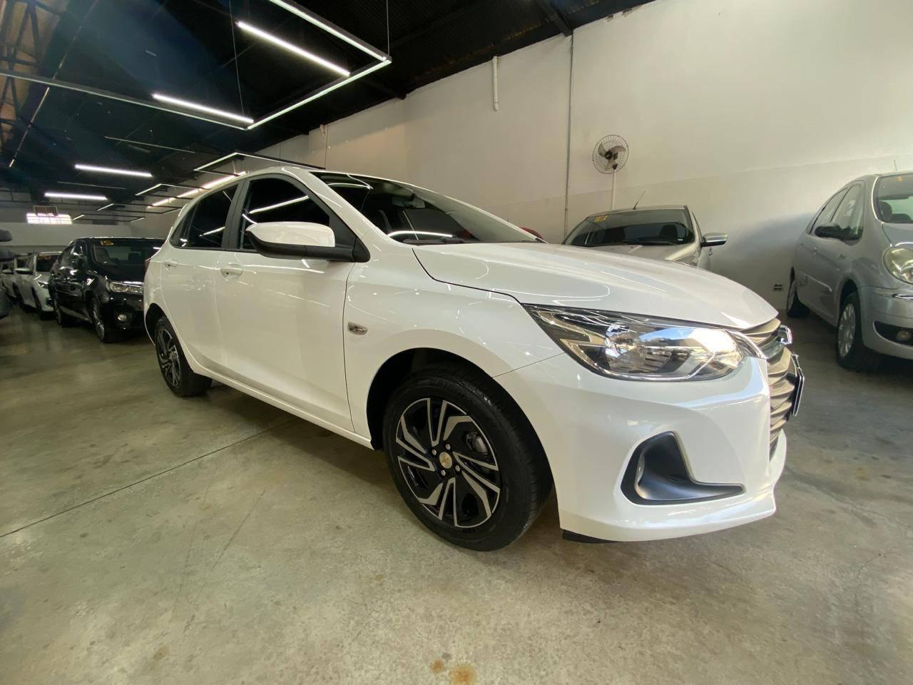 Foto numero 2 do veiculo Chevrolet Onix HEV/ 10MT LT2 - Branca - 2023/2024