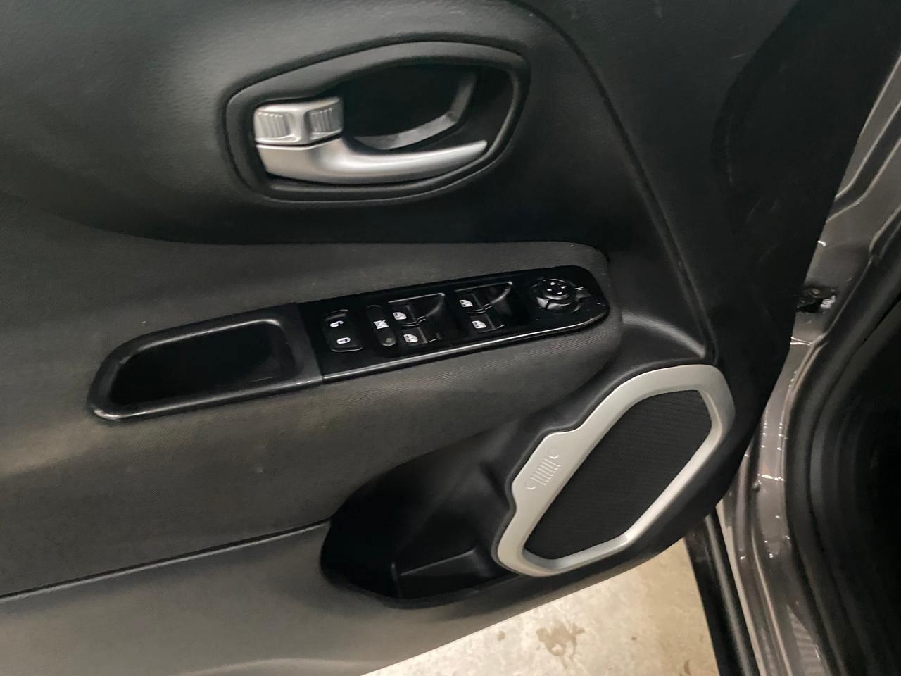 Foto numero 18 do veiculo Jeep Renegade 4x2 Flex 16V Aut.  - Cinza - 2020/2021