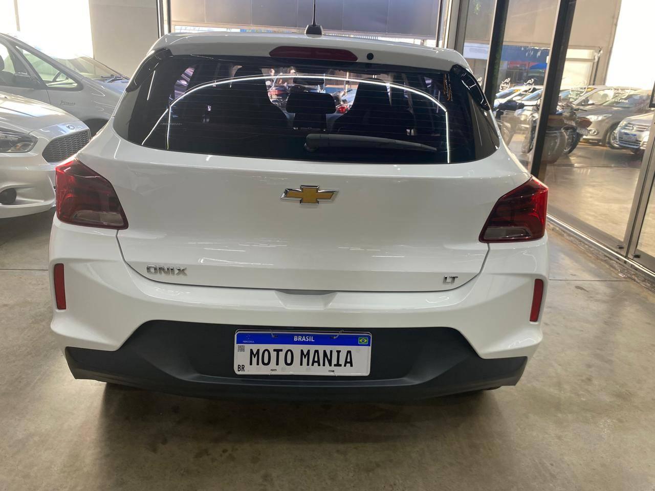 Foto numero 14 do veiculo Chevrolet Onix HEV/ 10MT LT2 - Branca - 2023/2024