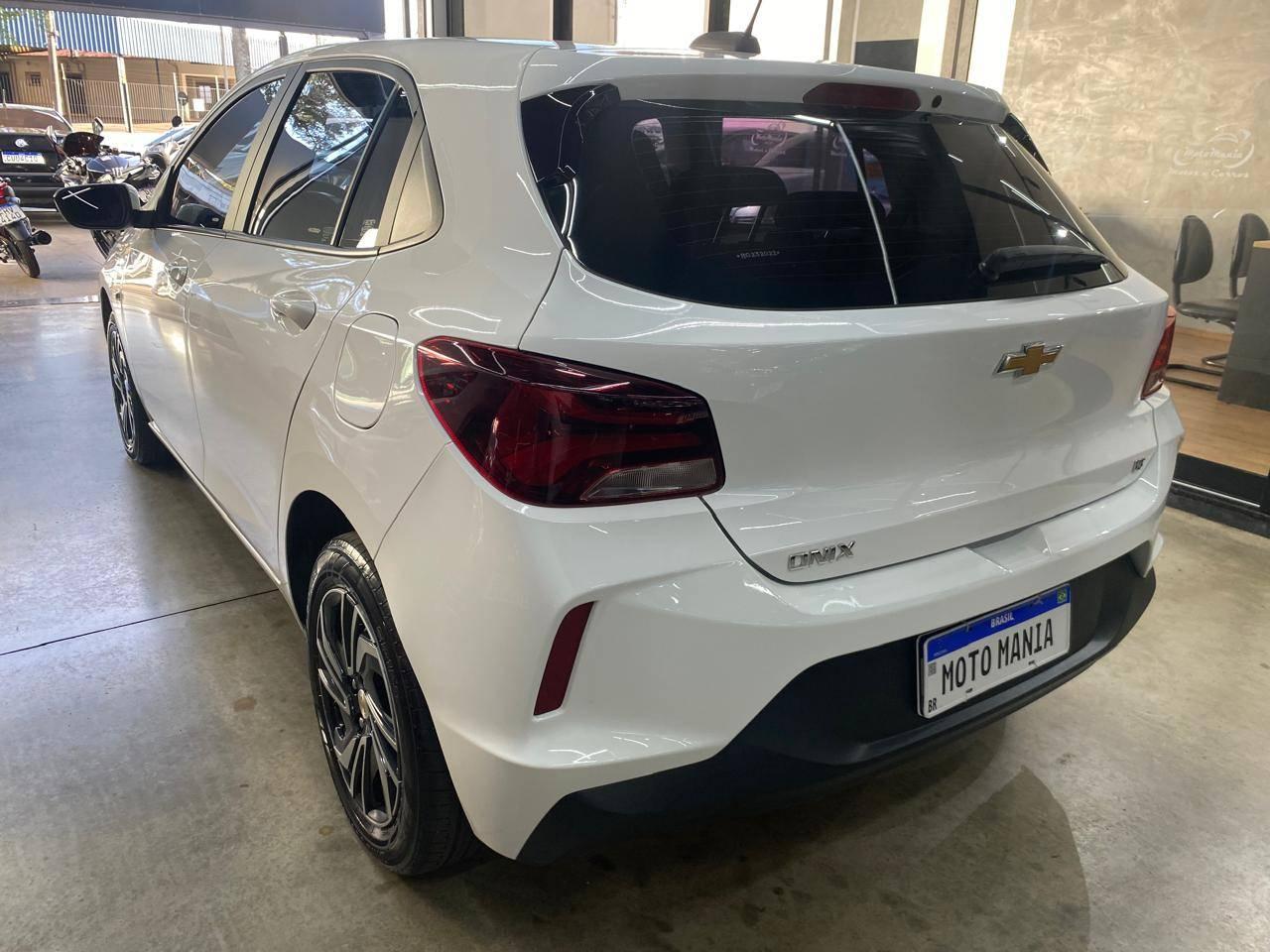 Foto numero 11 do veiculo Chevrolet Onix HEV/ 10MT LT2 - Branca - 2023/2024