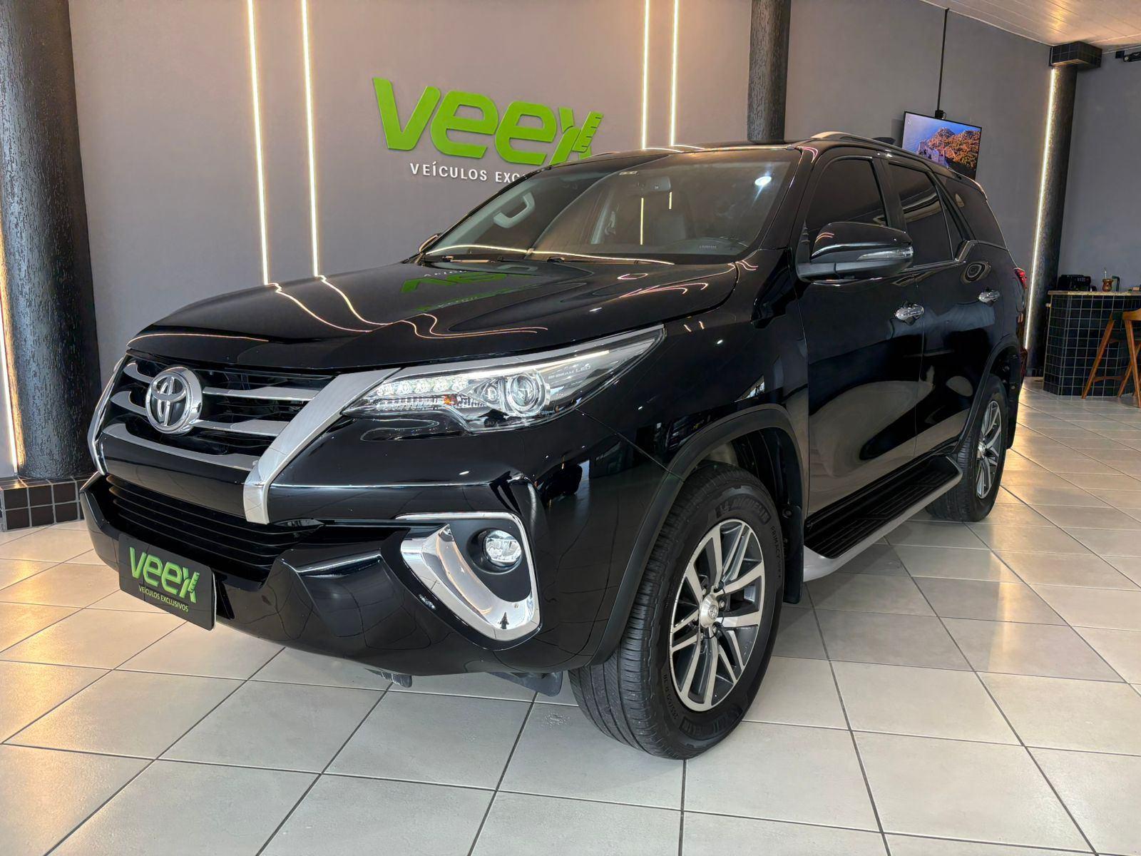 Foto numero 1 do veiculo Toyota Hilux SW4 SRX 4x4 2.8 TDI 16V Dies. Aut.  - Preta - 2020/2020