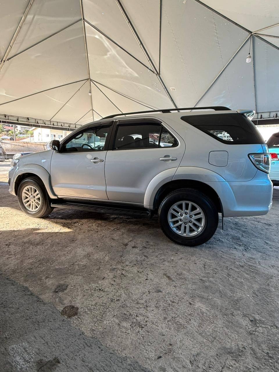 Foto numero 6 do veiculo Toyota Hilux SW4 SRV D4-D 4x4 3.0 TDI Dies. Aut  - Prata - 2014/2015