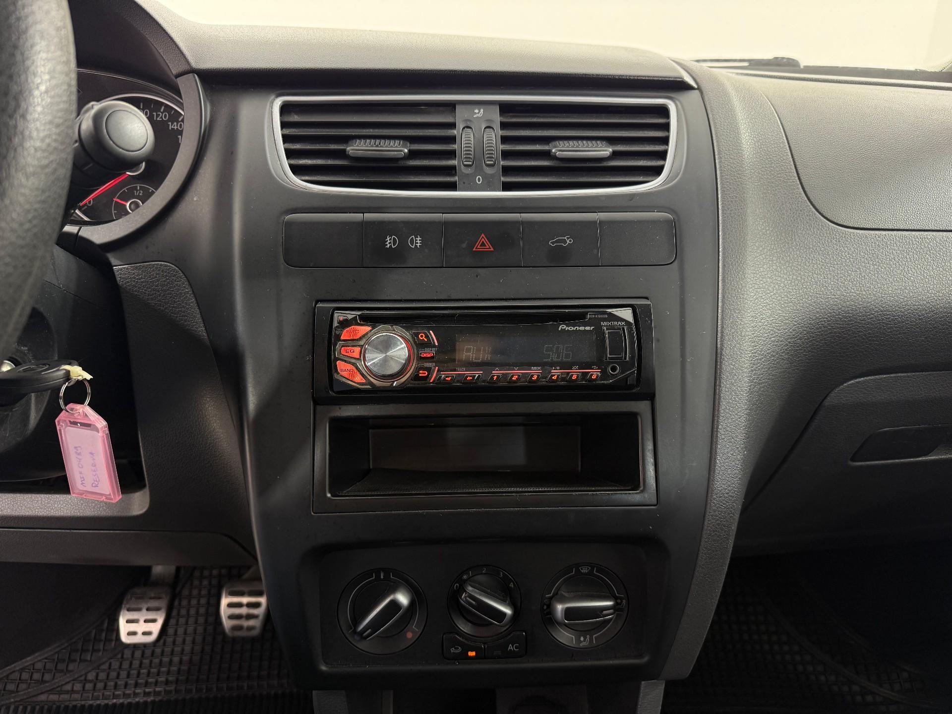 Foto numero 8 do veiculo Volkswagen CrossFox 1.6 Mi Total Flex 8V 5p  - Cinza - 2010/2011